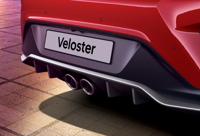 Centred, twin-tipped muffler.