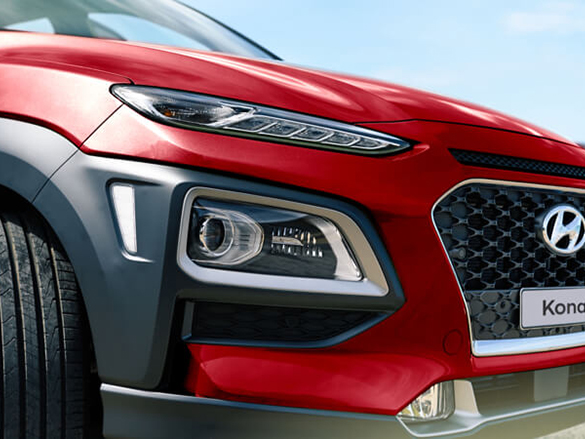 Top-bottom split design front headlamps.