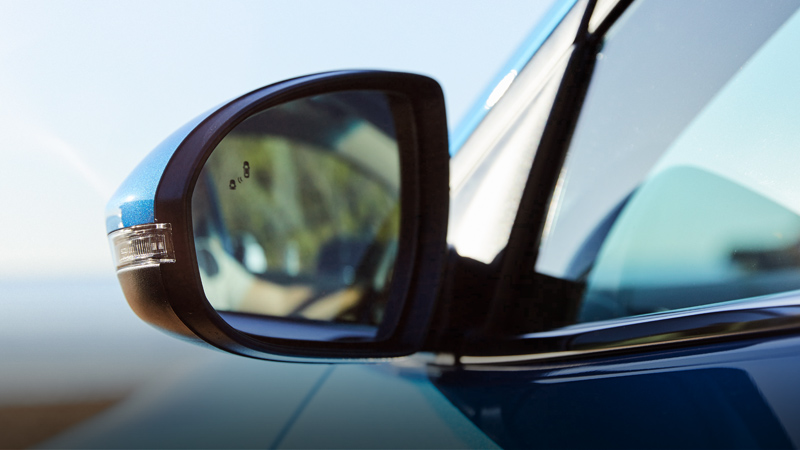 Electric folding side mirrors with heating.